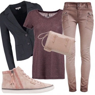 Outfit Con un look sporty chic