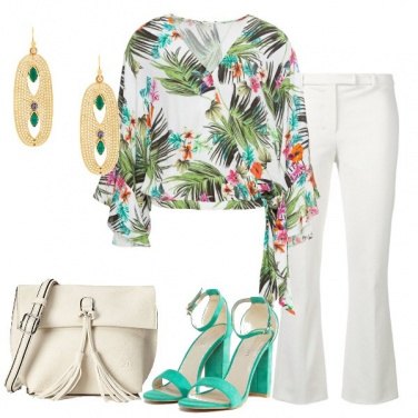 Outfit Pantalone bianco e blusa a portafoglio