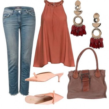 Outfit Jeans sfrangiato e sabot
