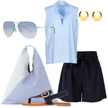 Outfit Shorts blu con fiocco e top celeste
