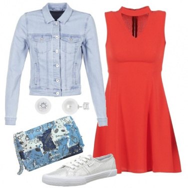 Outfit Vestito rosso e accessori griffati