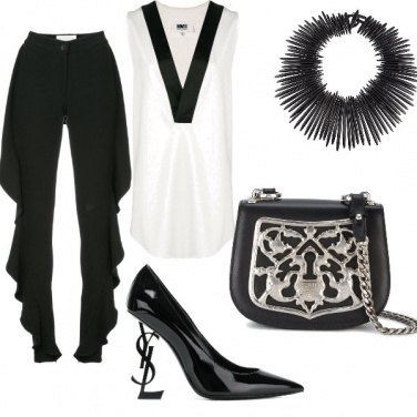 Outfit Scollo profondo e accessori decisi
