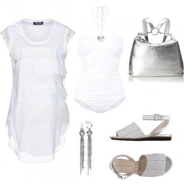 Outfit Be in white and silver on the beach