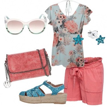 Outfit Shorts e top floreale