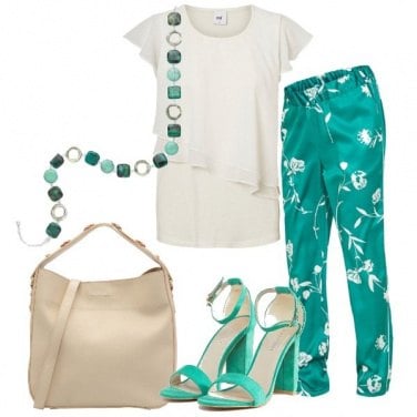 Outfit Pantalone verde e top avorio