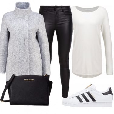 Outfit In sneakers e cappotto