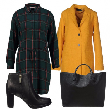 Outfit Quadri verdi e cappotto giallo