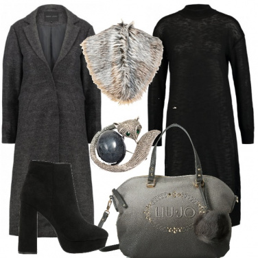 Outfit Con la spilla a forma di volpe