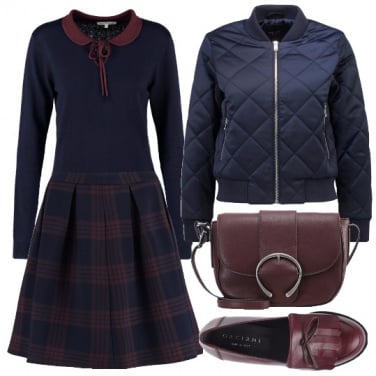 Outfit Blu e burgundy in stile collegiale