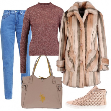 Outfit Pelliccia e sneakers