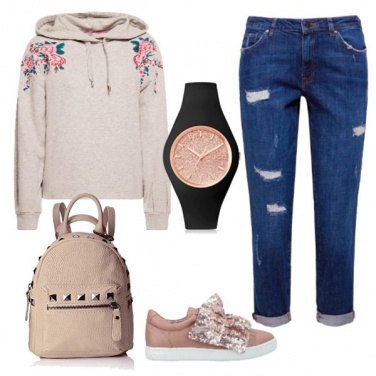 Outfit Felpa con dettagli floreali