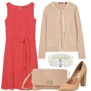 Outfit Crema e corallo