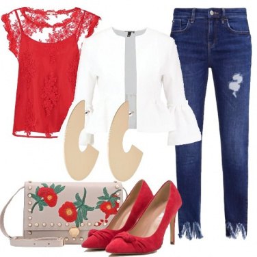 Outfit Tricolore con un accenno floreale