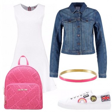 Outfit In bianco con sneakers e vestito