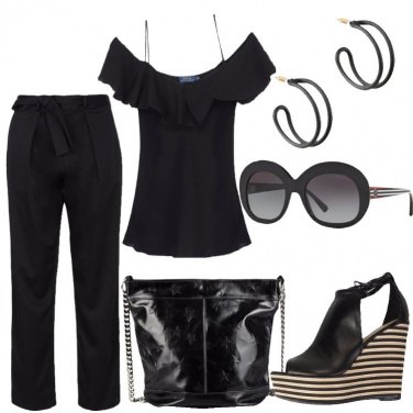 Outfit In nero con le spalle scoperte