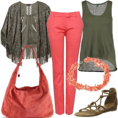 Outfit In corallo e verde