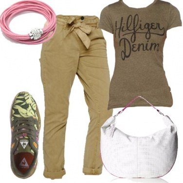 Outfit Verde oliva e stampe tropicali