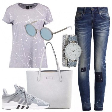 Outfit T-shirt con schiena scoperta