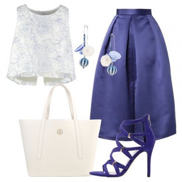 Outfit La gonna a pieghe col top corto