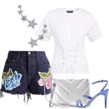 Outfit Shorts in denim con patch