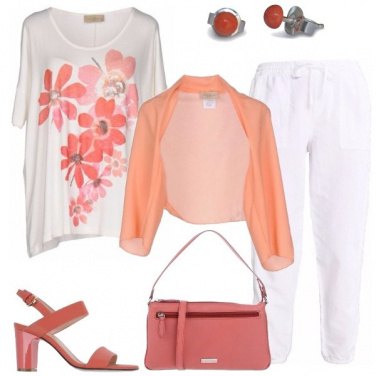 Outfit Bianco e corallo