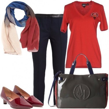 Outfit T-shirt rossa e tacco basso