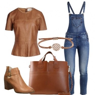 Outfit Salopette in denim e tronchetto