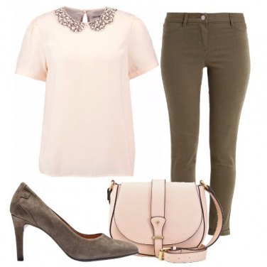 Outfit La maglietta col colletto particolare