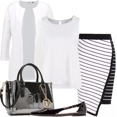 Outfit Asimmetrie a righe