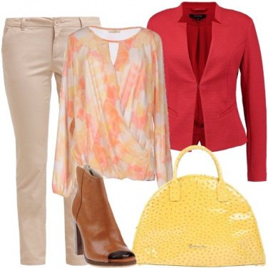 Outfit Pantaloni chino e tronchetti