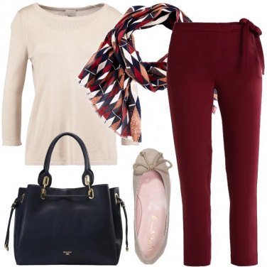 Outfit Bordeaux, beige e blu