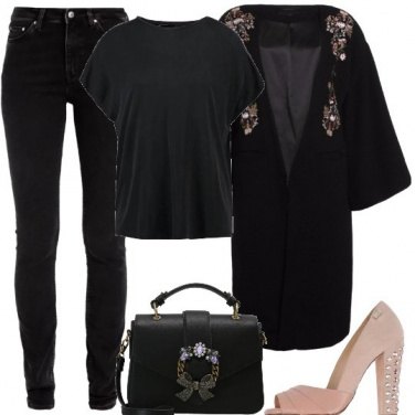 Outfit Open toe e dettagli fioriti