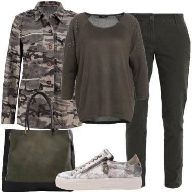 Outfit Camouflage su giacca e sneakers