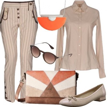 Outfit Natural beige e pennellate di arancio