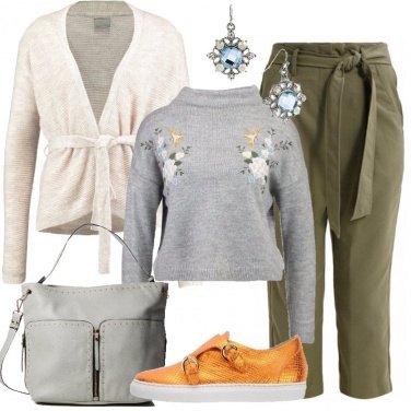 Outfit Il maglione grigio ricamato