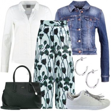 Outfit Pantaloni culotte e sneakers