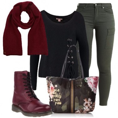 Outfit In verde con gli anfibi
