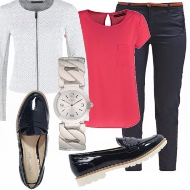 Outfit Blu, corallo e mocassini.