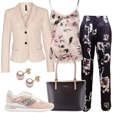 Outfit Sneakers rosa e capi fiorati