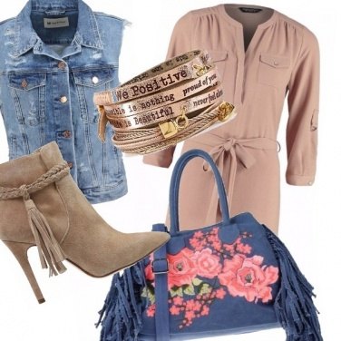 Outfit Mix nude, denim e frange