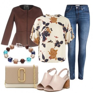 Outfit Blusa con fiori