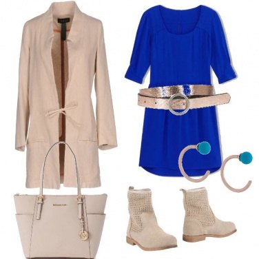 Outfit Beje con un tocco di blu
