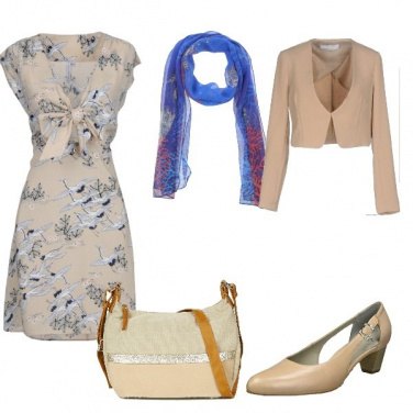 Outfit Outfit con accessorio blu