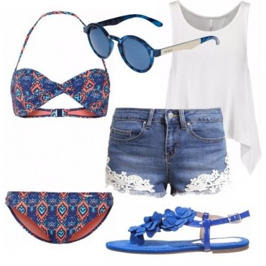 Outfit Al mare in blu e fantasia