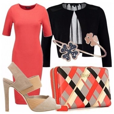 Outfit Corallo nero e beige