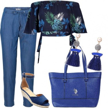 Outfit Top corto sul blu