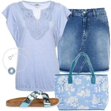 Outfit Ciabattine e azzurro
