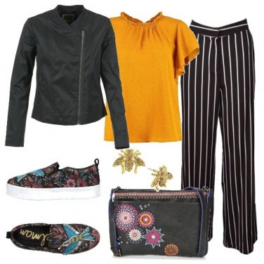 Outfit Righe fiori e sneakers