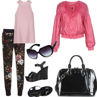 Outfit Pantalone sportivo e zeppa
