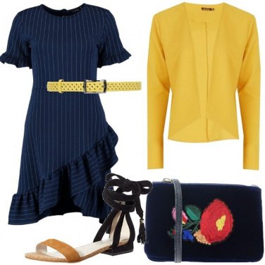 Outfit In gessato blu e blazer a contrasto